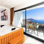 Modern 4 Bedroom With Sea Views & Salt-water Pool Вилла *