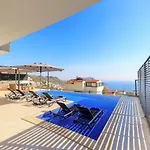 Modern 4 Bedroom With Sea Views & Salt-water Pool Вилла *