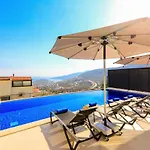 Вилла Modern 4 Bedroom With Sea Views & Salt-water Pool