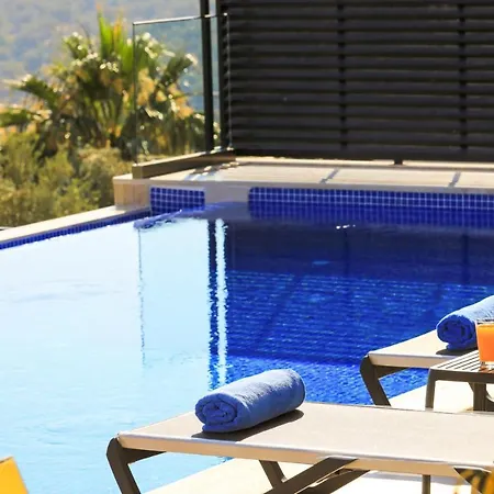 Modern 4 Bedroom With Sea Views & Salt-water Pool * كاس