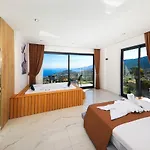Modern 4 Bedroom With Sea Views & Salt-water Pool كاس