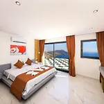 Modern 4 Bedroom With Sea Views & Salt-water Pool فيلة
