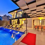 Modern 4 Bedroom With Sea Views & Salt-water Pool * كاس
