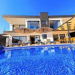 Modern 4 Bedroom With Sea Views & Salt-water Pool كاس