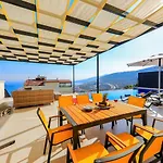 Modern 4 Bedroom With Sea Views & Salt-water Pool فيلة