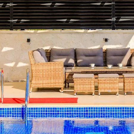 Modern 4 Bedroom With Sea Views & Salt-water Pool * كاس