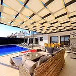 Villa Modern 4 Bedroom With Sea Views & Salt-water Pool *