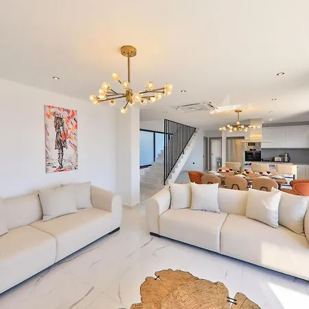 Modern 4 Bedroom With Sea Views & Salt-water Pool 别墅 *
